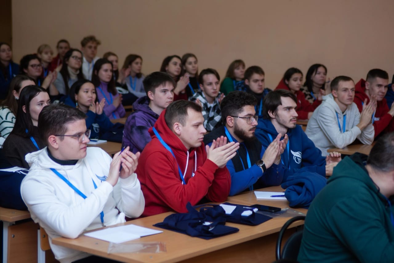 Начала свою работу Школа-съезд молодых историков Начала свою работу Школа-съезд молодых историков