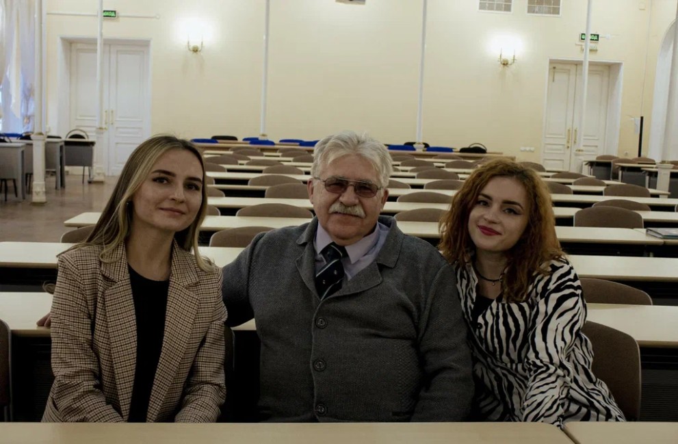 � �������