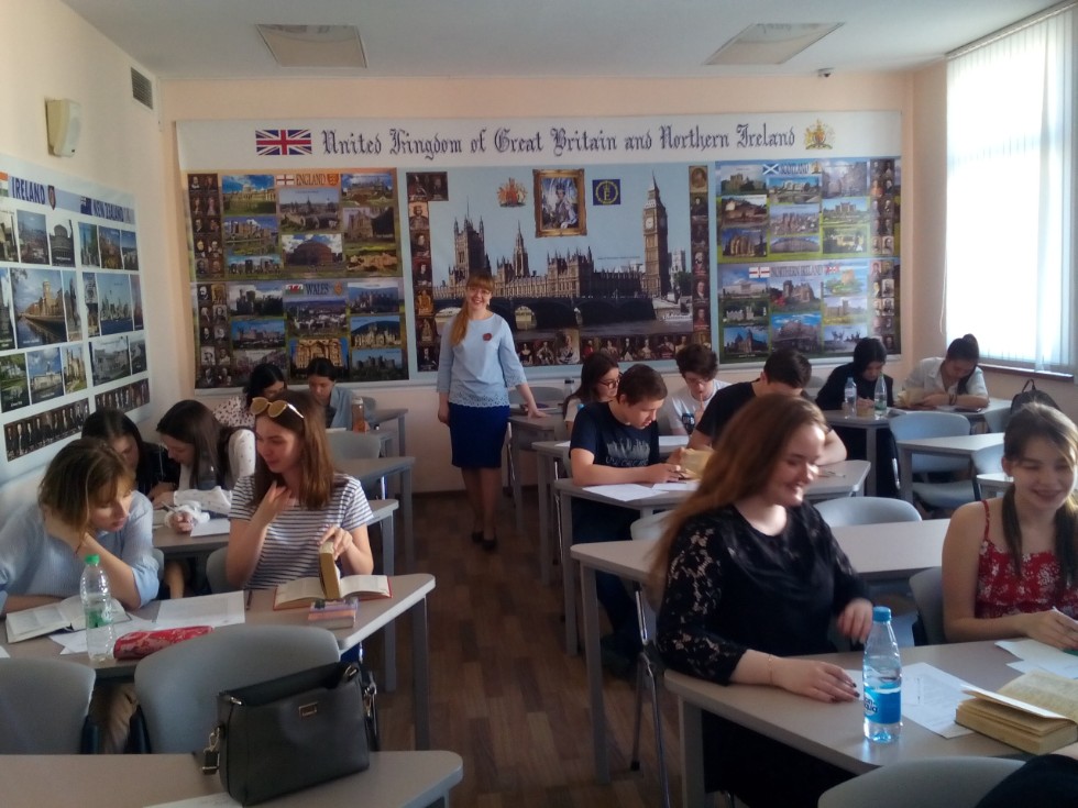 Сирень цветет? Победу празднует народ! И снова ждет своих героев перевод Сирень цветет? Победу празднует народ! И снова ждет своих героев перевод