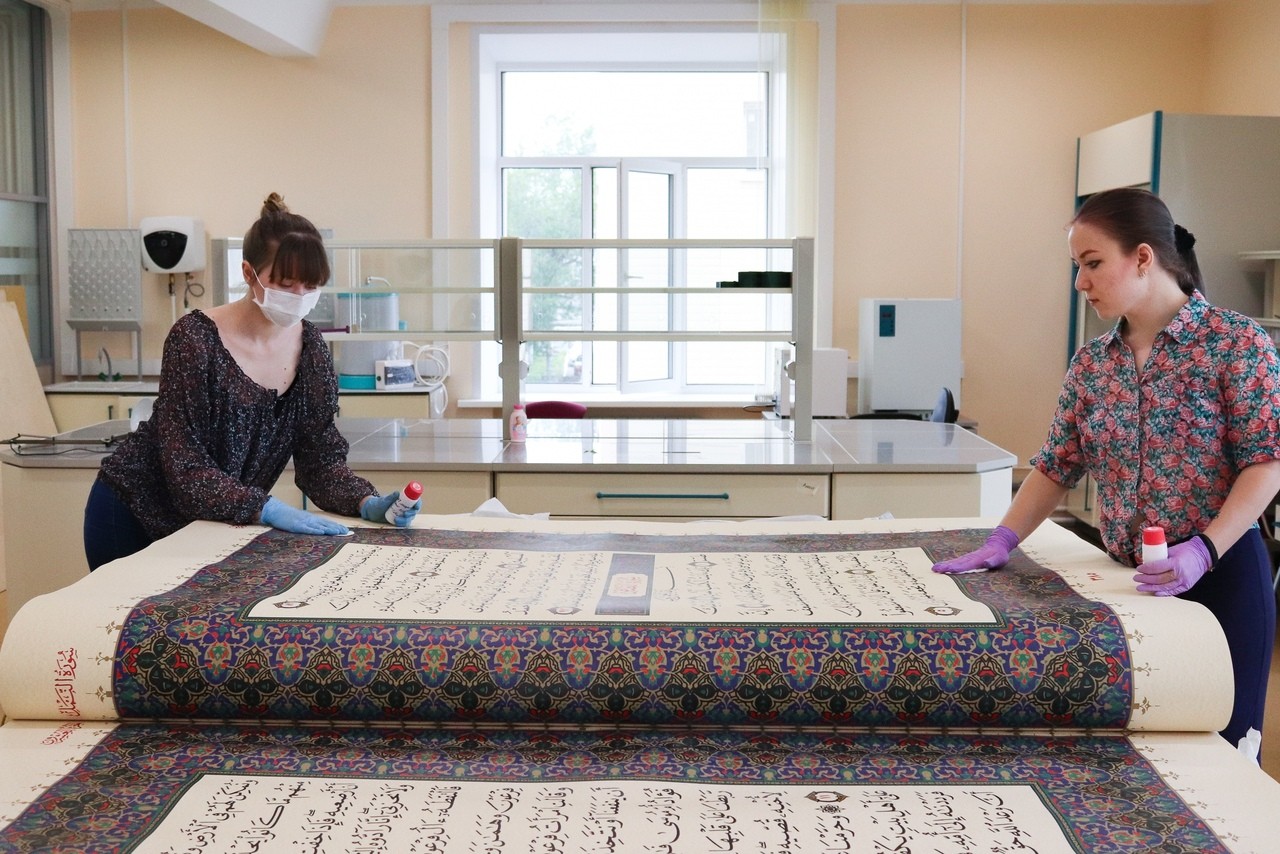 Самое большое печатное издание Корана отреставрировали в КФУ Самое большое печатное издание Корана отреставрировали в КФУ