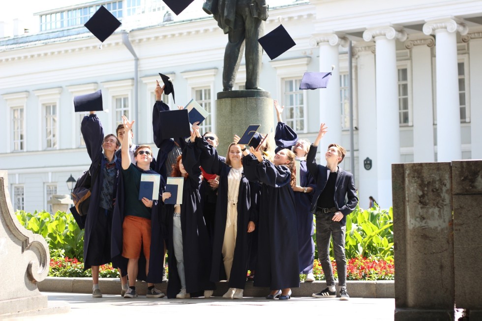 Вручение дипломов выпускникам кафедры религиоведения Вручение дипломов выпускникам кафедры религиоведения