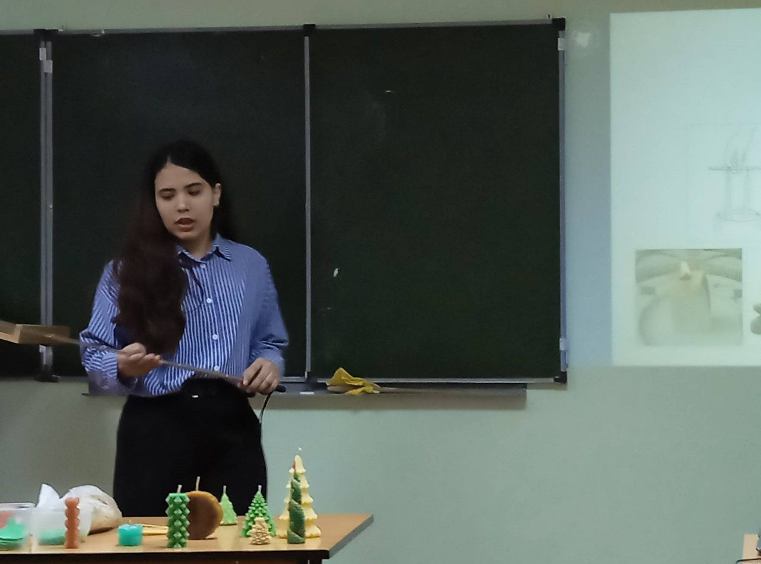 Студенты провели мастер-классы по изготовлению свечей из вощины Студенты провели мастер-классы по изготовлению свечей из вощины