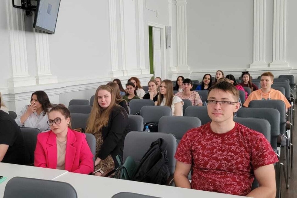 В Елабужском институте состоялась открытая лекция для студентов и преподавателей вуза 'Государственные символы России: история и современность' В Елабужском институте состоялась открытая лекция для студентов и преподавателей вуза 'Государственные символы России: история и современность'