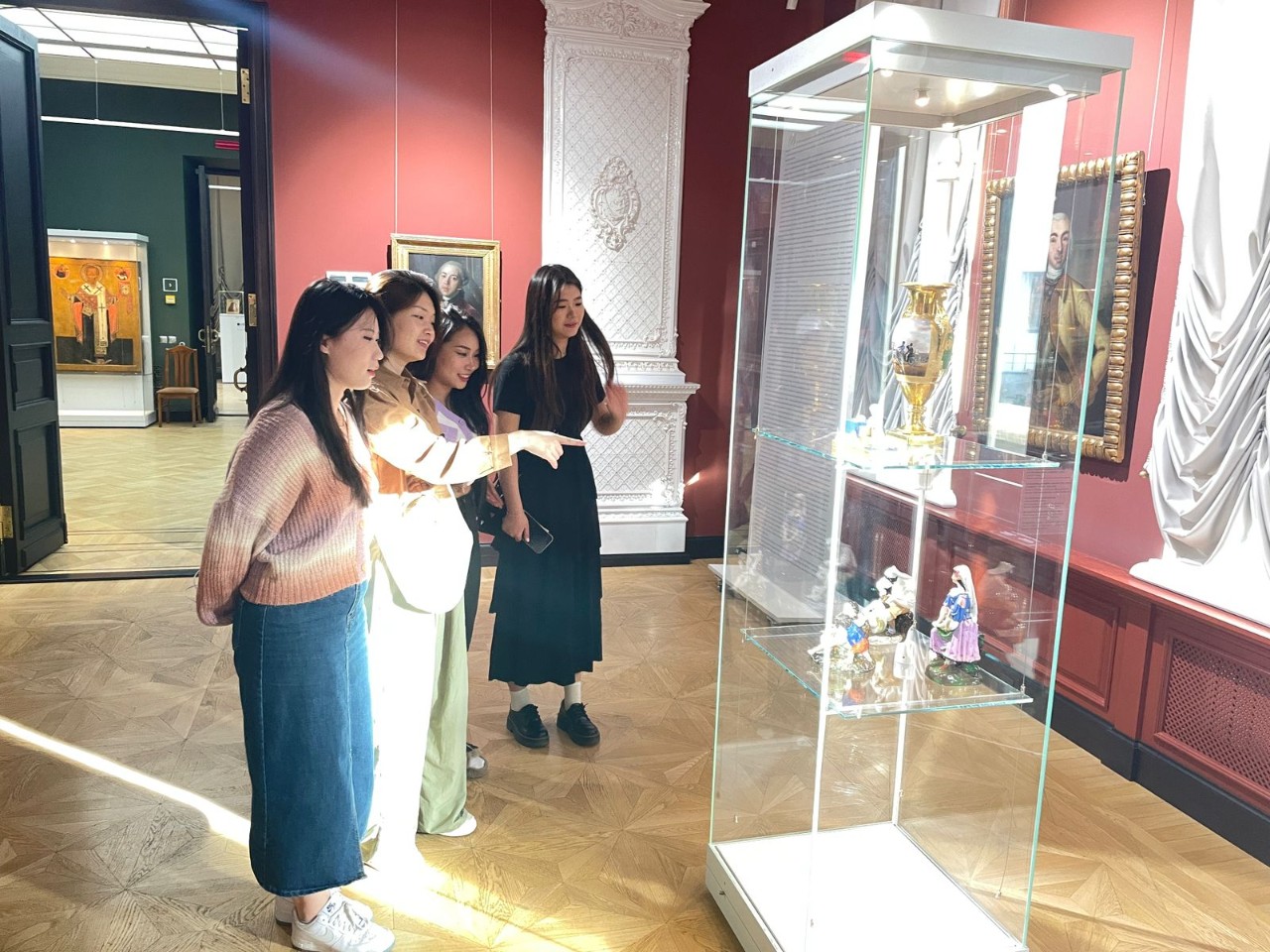 Студенты-лингвисты посетили музей. Студенты-лингвисты посетили музей.