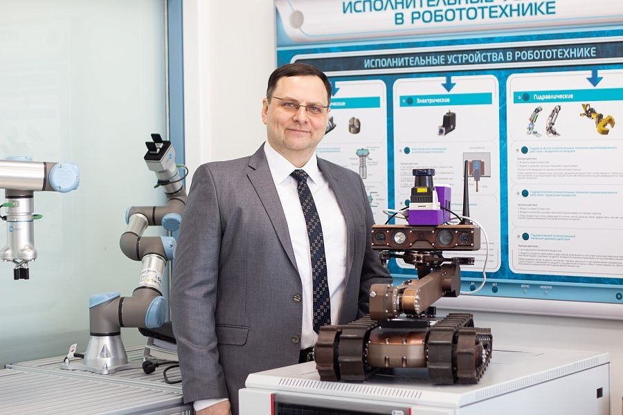 Head of Laboratory of Intelligent Robotic Systems Evgeni Magid gave interview to Ministry of Science and Higher Education of Russian Federation ,ITIS, LIRS, robotics