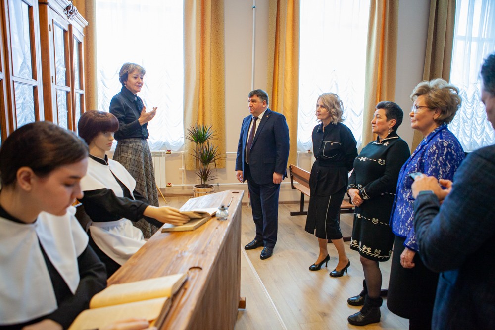 Елабужский институт отметил 125-летие императорским балом Елабужский институт отметил 125-летие императорским балом