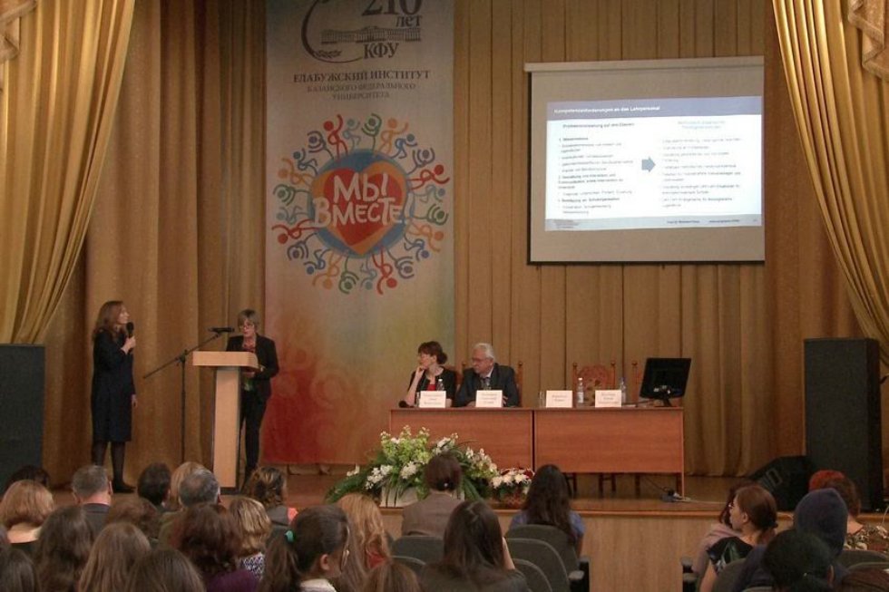 'Изучая новые языки, общаясь и обучая им других людей, мы служим делу мира' 'Изучая новые языки, общаясь и обучая им других людей, мы служим делу мира'