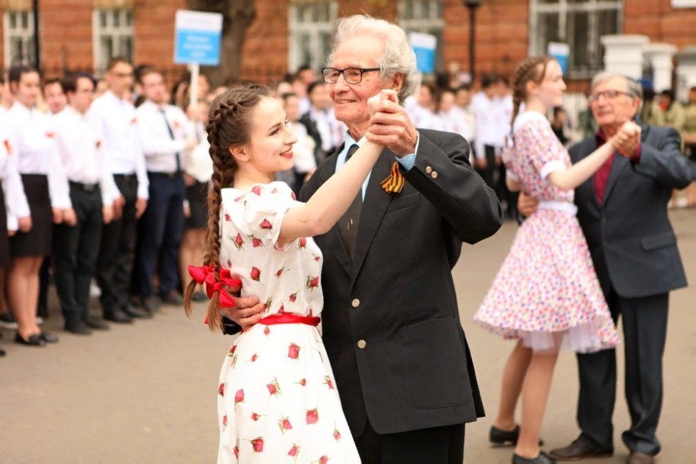 'Поклонимся великим тем годам': День Победы встретили в Елабужском институте КФУ 'Поклонимся великим тем годам': День Победы встретили в Елабужском институте КФУ