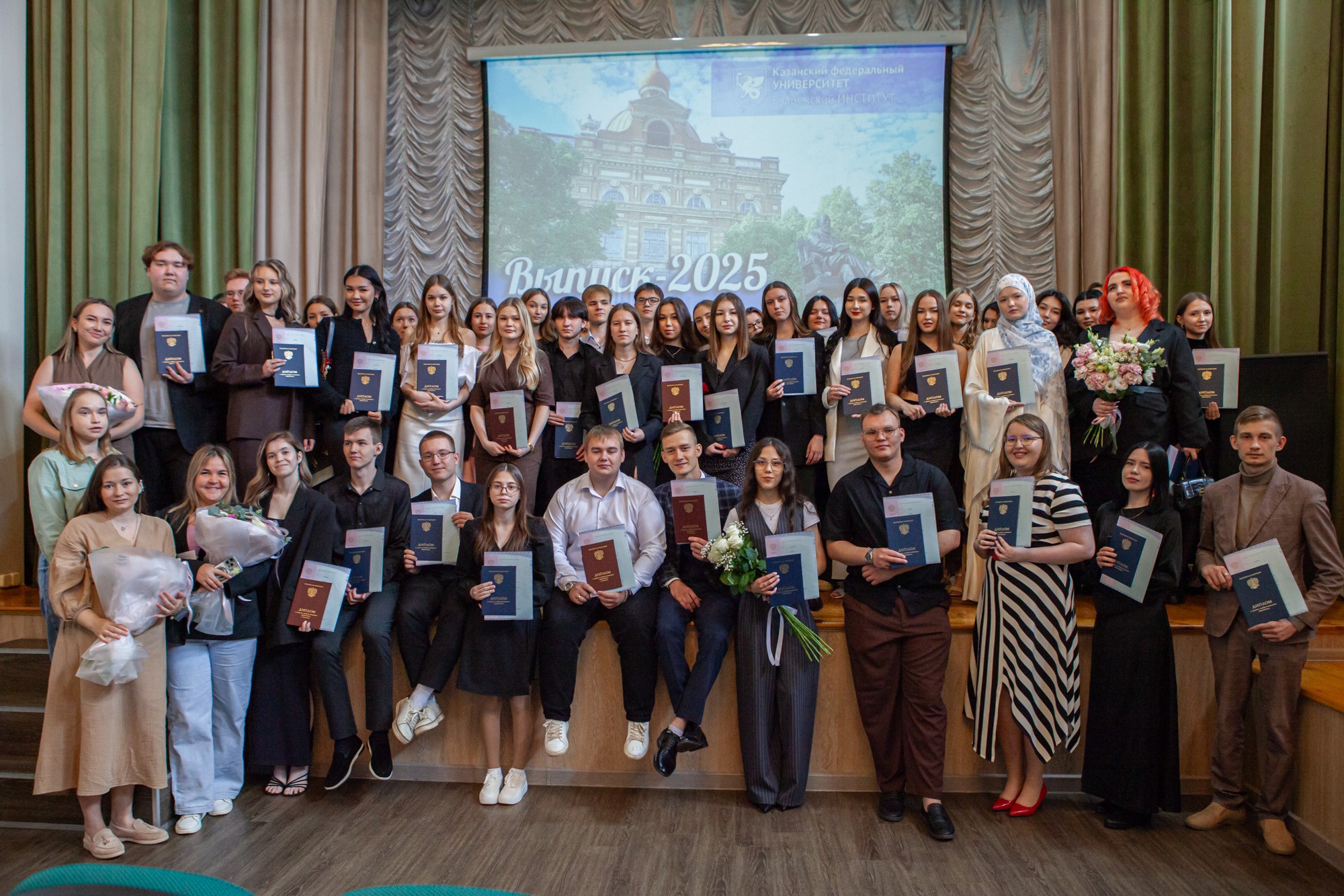 В Елабужском институте КФУ прошла церемония вручения дипломов В Елабужском институте КФУ прошла церемония вручения дипломов