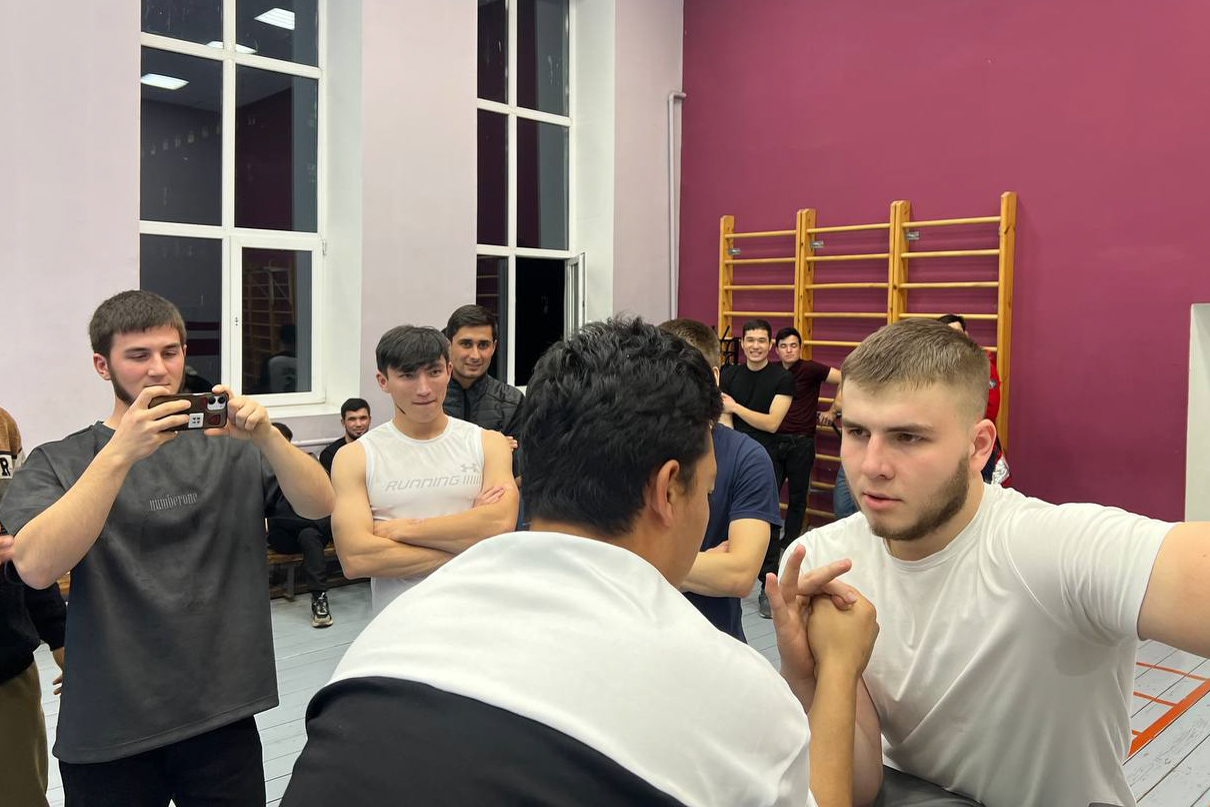 Сильнейших в армрестлинге выявили в Елабужском институте КФУ Сильнейших в армрестлинге выявили в Елабужском институте КФУ