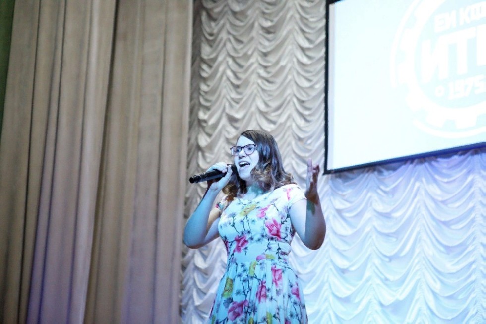 'Мы все здесь собрались, как на одной картине' 'Мы все здесь собрались, как на одной картине'