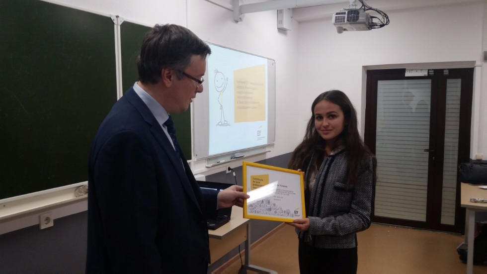 ������-����� EY