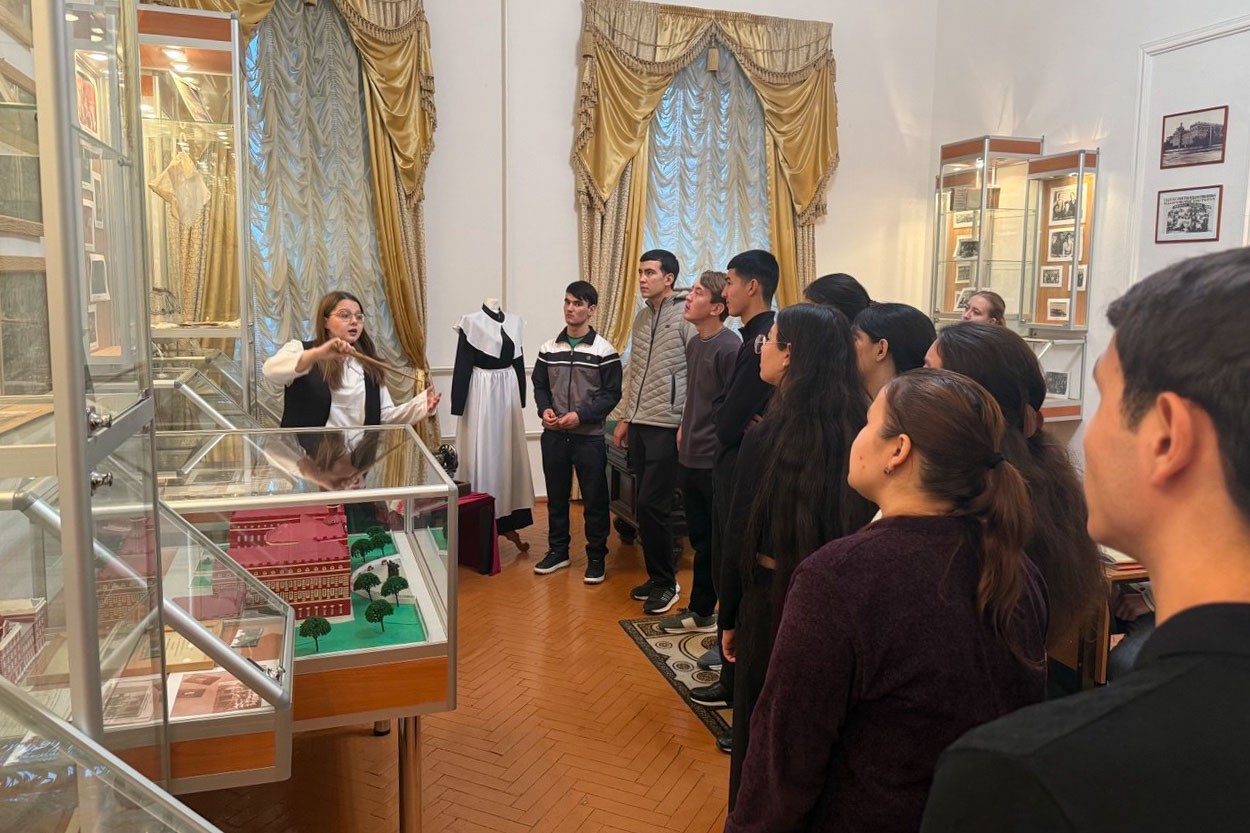 Студенты подготовительного факультета погрузились в историю института Студенты подготовительного факультета погрузились в историю института