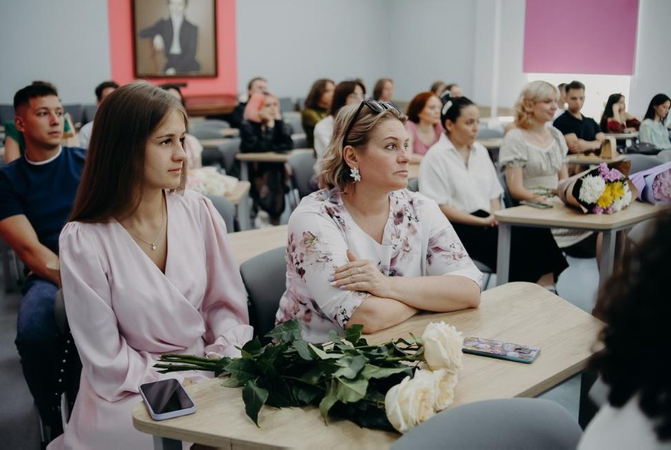 Выпускникам направлений Регионоведение России и Зарубежное регионоведение вручили дипломы Выпускникам направлений Регионоведение России и Зарубежное регионоведение вручили дипломы