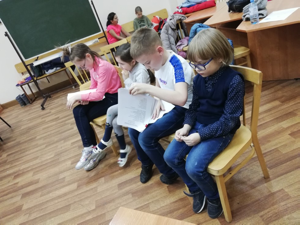 Юные артисты детского театра 'Радуга' учатся актерскому мастерству на репетициях спектакля 'Кошкин дом' Юные артисты детского театра 'Радуга' учатся актерскому мастерству на репетициях спектакля 'Кошкин дом'