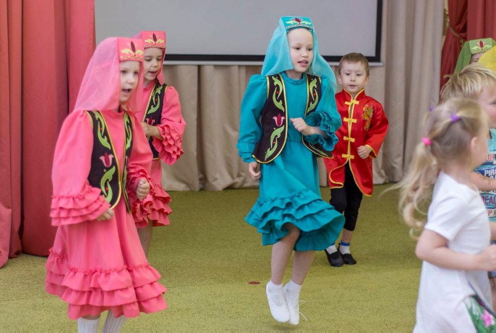 Здесь приобретают знания дети 21 века Здесь приобретают знания дети 21 века