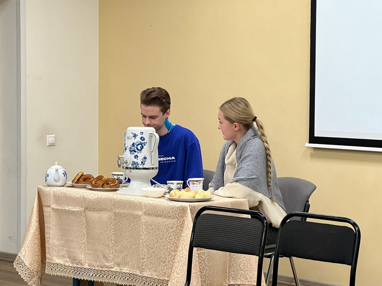 Актерский состав студенческого театра ИПО 'Триумф' готовится к выступлению на сцене казанского театра 'Созвездие' Актерский состав студенческого театра ИПО 'Триумф' готовится к выступлению на сцене казанского театра 'Созвездие'