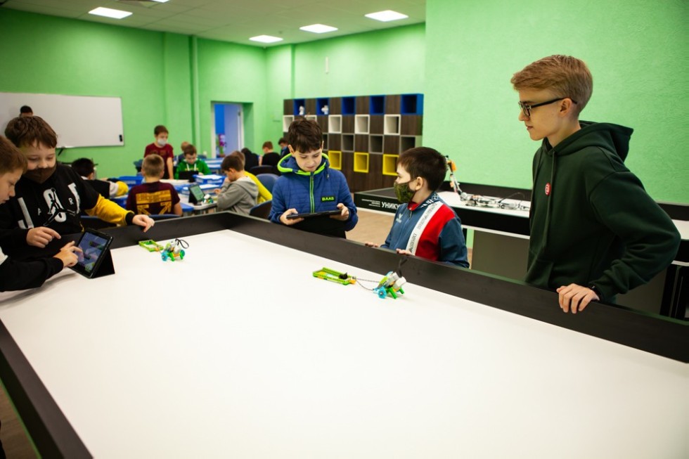 ����������