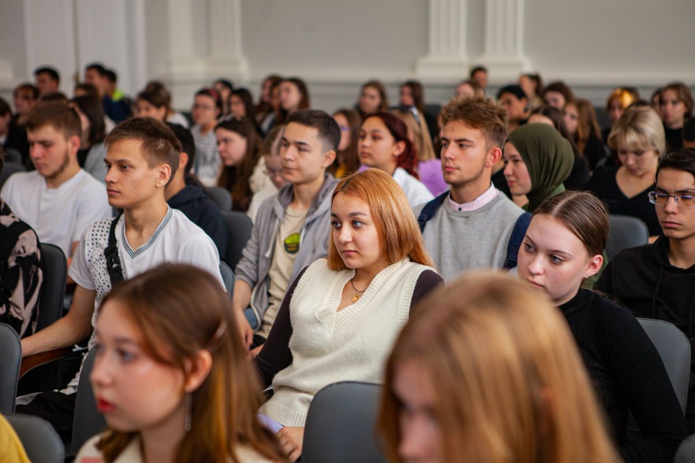 В Елабужском институте КФУ прошла встреча директора Елены Мерзон с первокурсниками отделений В Елабужском институте КФУ прошла встреча директора Елены Мерзон с первокурсниками отделений