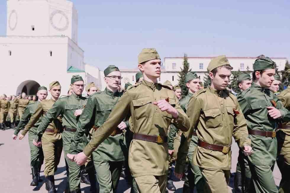 'Мы помним и будем верны подвигу ветеранов!'- звучало над белыми колоннами университета 'Мы помним и будем верны подвигу ветеранов!'- звучало над белыми колоннами университета