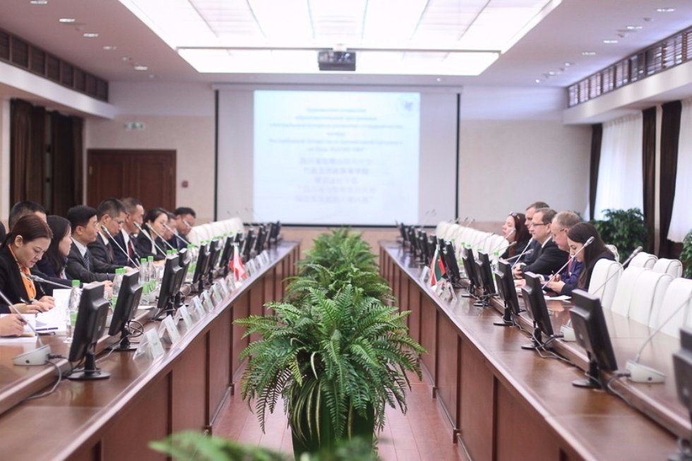 Public Servants from Sichuan Started Training at the Higher School of Public Administration