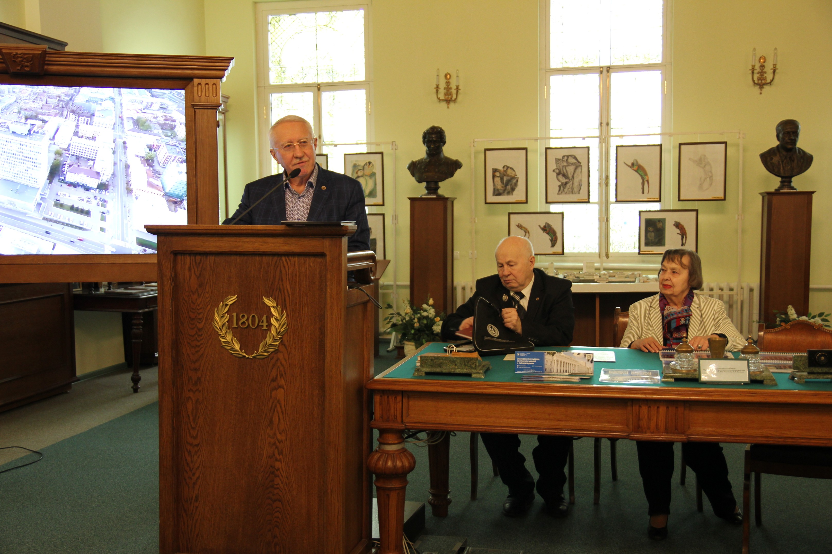 В Музее истории Казанского университета состоялась презентация альбома творческой активности ветеранов
