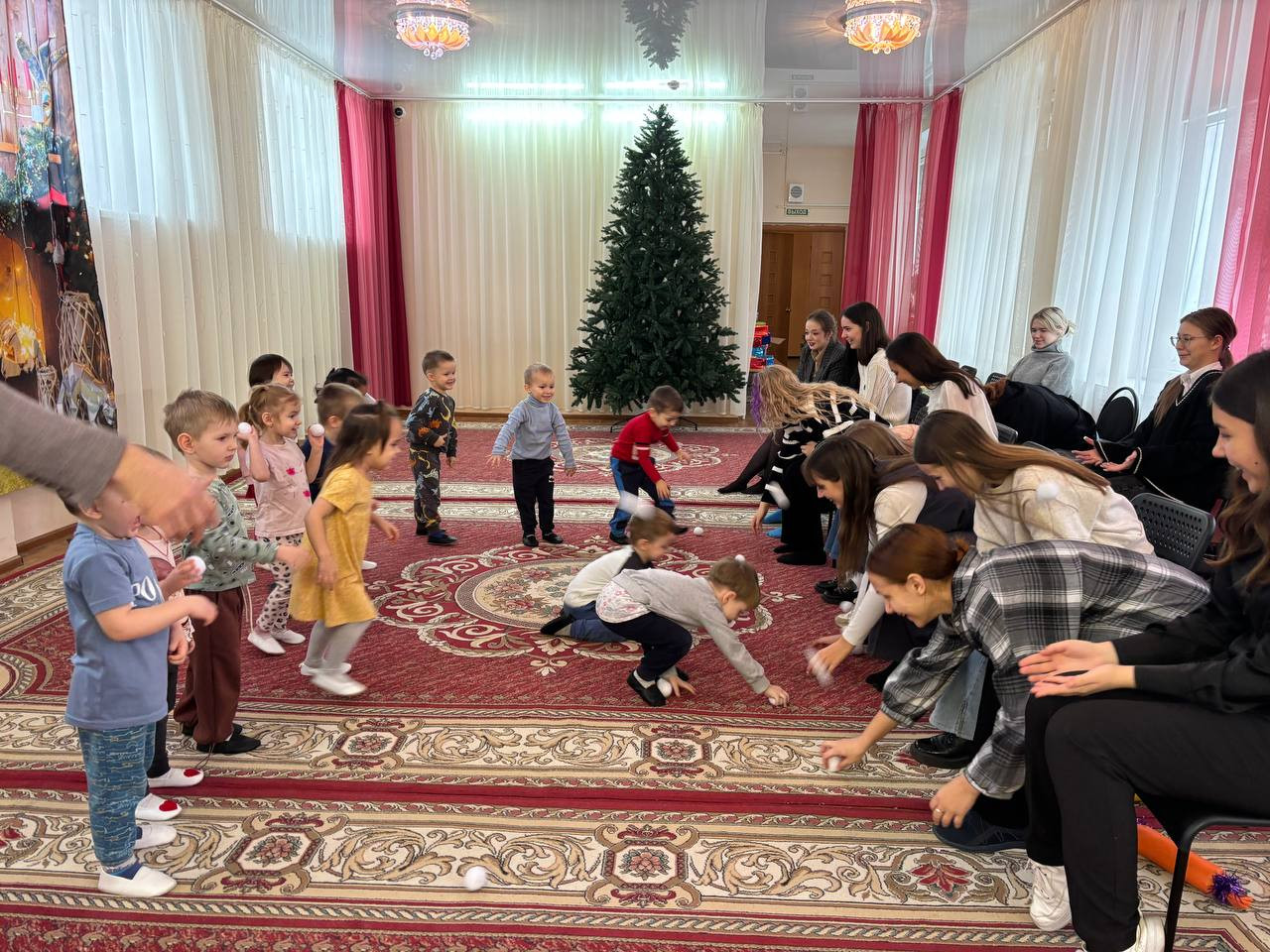 Студенты 17.1-319 группы на практическом занятии в МБДОУ № 311 г. Казани Студенты 17.1-319 группы на практическом занятии в МБДОУ № 311 г. Казани