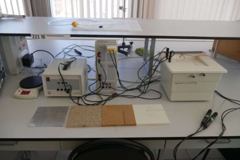 Practice in molecular physics (laboratory �� 702, 703)