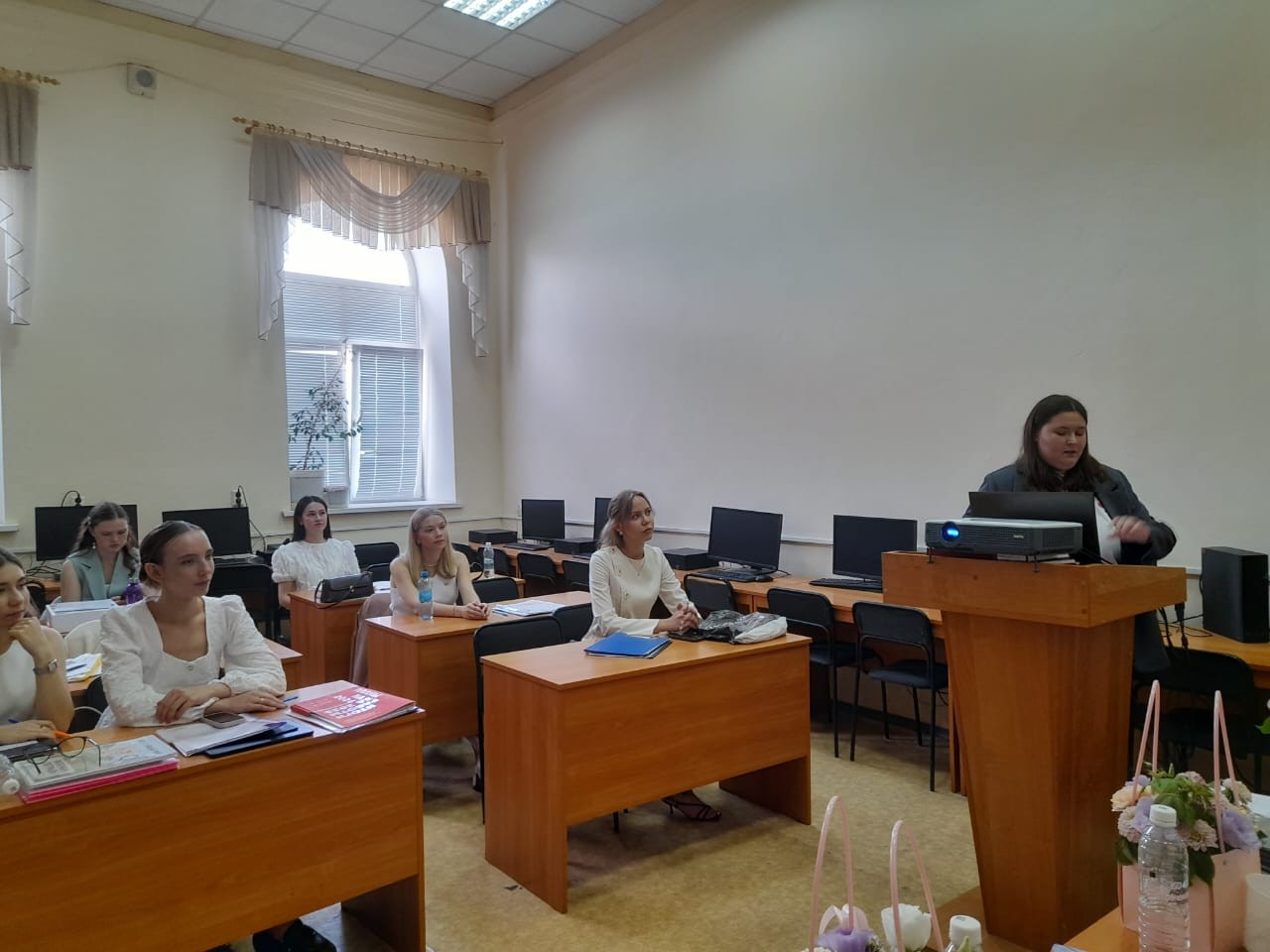 Группа студентов 5 курса кафедры начального образования Института психологии и образования успешно сдала государственные экзамены Группа студентов 5 курса кафедры начального образования Института психологии и образования успешно сдала государственные экзамены