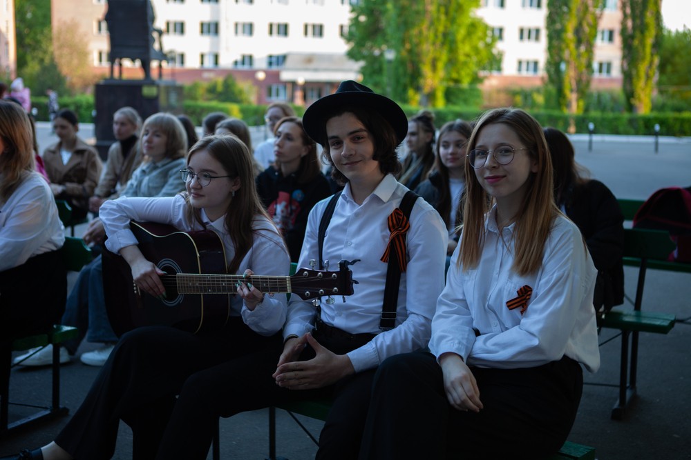 'Ах, эти тучи в голубом'... 'Ах, эти тучи в голубом'...