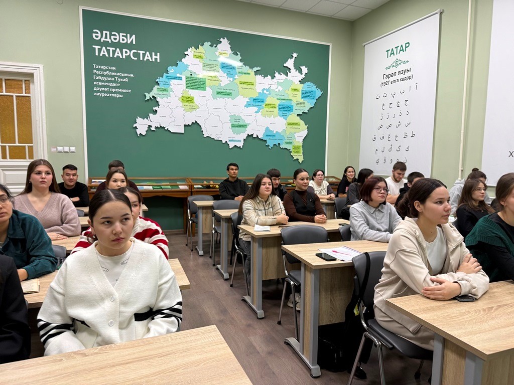 В Елабужском институте КФУ прошла встреча студентов с выпускницей Ленизой Хабибуллиной В Елабужском институте КФУ прошла встреча студентов с выпускницей Ленизой Хабибуллиной