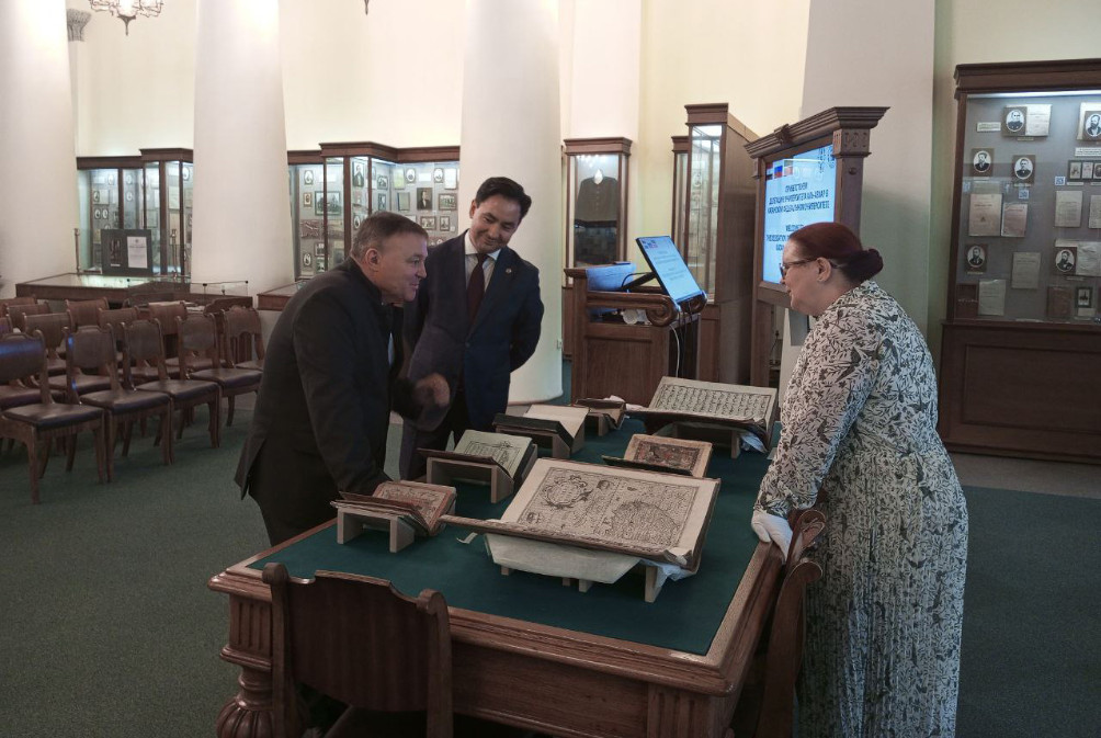 Научная библиотека им. Н.И. Лобачевского приняла участие в приеме иностранных делегаций, посетивших КФУ 27 августа Научная библиотека им. Н.И. Лобачевского приняла участие в приеме иностранных делегаций, посетивших КФУ 27 августа