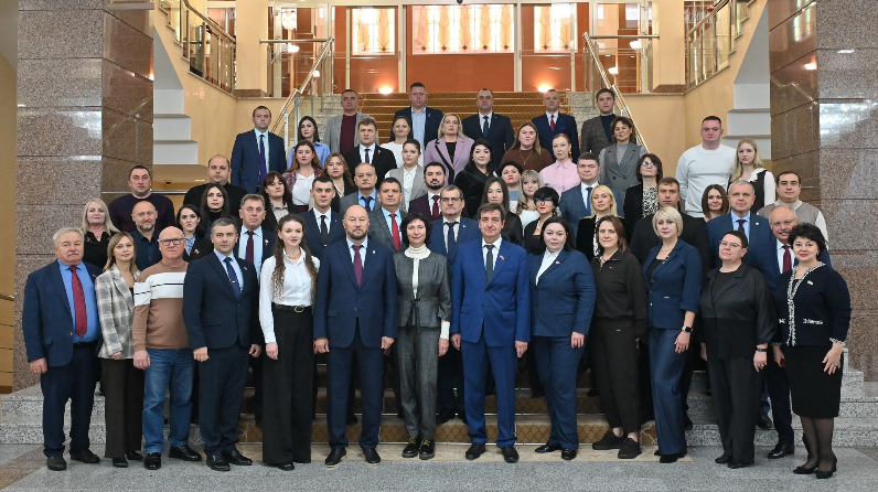 Первая образовательная программа для служащих новых регионов страны открылась в Государственном Совете Первая образовательная программа для служащих новых регионов страны открылась в Государственном Совете