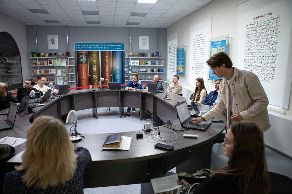 Активисты Елабужского института КФУ встретились с победителем конкурса стартапов Активисты Елабужского института КФУ встретились с победителем конкурса стартапов