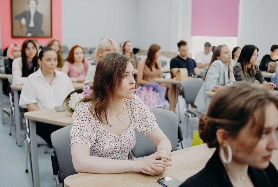 Выпускникам направлений Регионоведение России и Зарубежное регионоведение вручили дипломы Выпускникам направлений Регионоведение России и Зарубежное регионоведение вручили дипломы