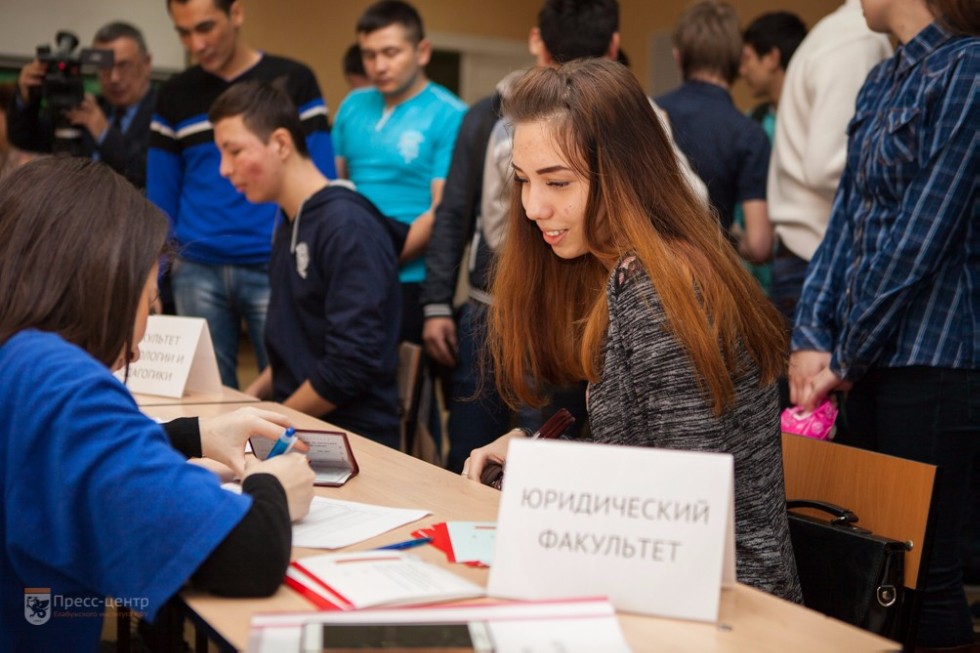 Студенты активно участвуют в акции 'Я выбираю вновь!' Студенты активно участвуют в акции 'Я выбираю вновь!'