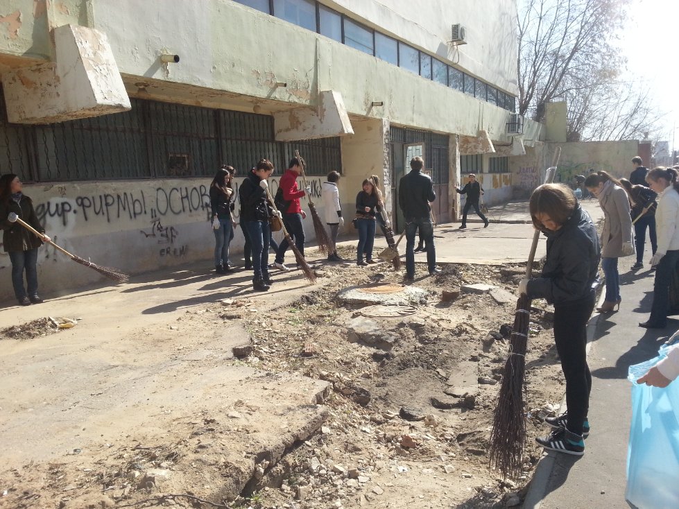 Институт экономики и финансов участвует в месячнике по уборке города. Институт экономики и финансов участвует в месячнике по уборке города.