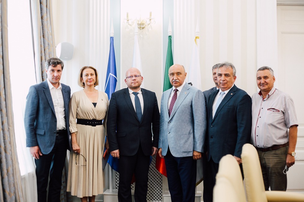 ����������