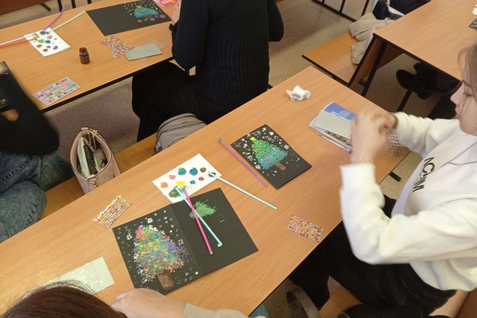 Студенты Елабужского института КФУ создали новогодние картины в необычной технике Студенты Елабужского института КФУ создали новогодние картины в необычной технике