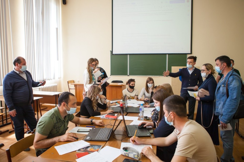Ilshat Gafurov opened the presentation of Student Scientific Classes at the Elabuga Institute