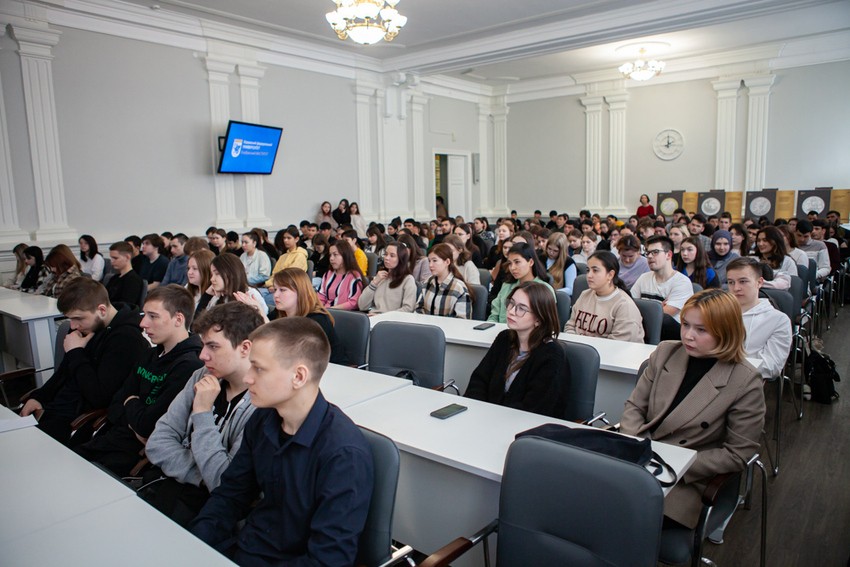 Со студентами встретилась инспектор МВД Со студентами встретилась инспектор МВД