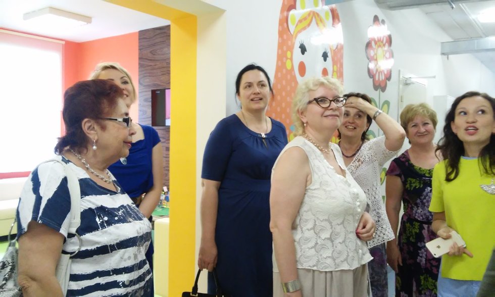 Здесь приобретают знания дети 21 века Здесь приобретают знания дети 21 века