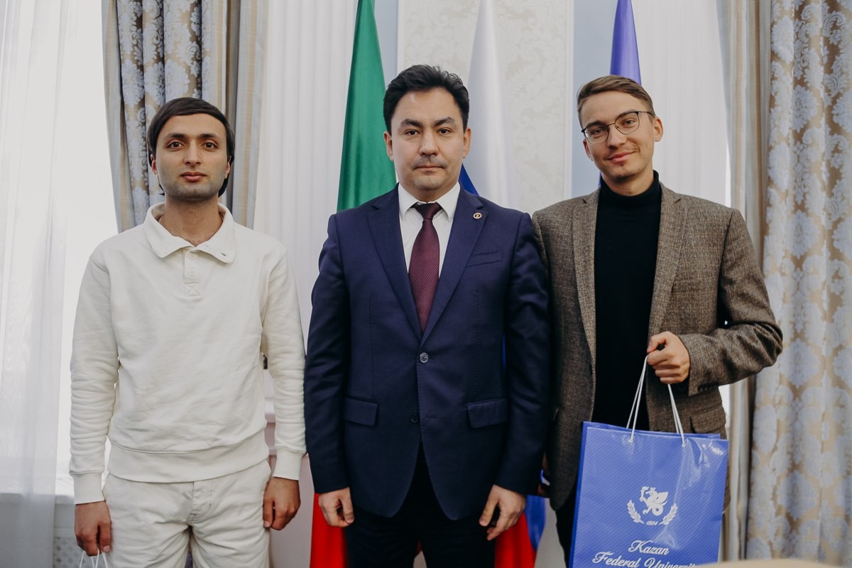 Победители V Международной исторической школы Российского исторического общества встретились проректором по внешним связям КФУ Т.Б.Алишевым Победители V Международной исторической школы Российского исторического общества встретились проректором по внешним связям КФУ Т.Б.Алишевым