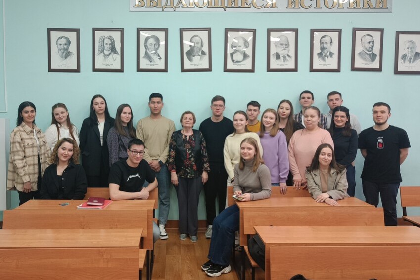 Ветеран педагогического труда Фрида Шакирова прочла лекцию в Елабужском институте КФУ Ветеран педагогического труда Фрида Шакирова прочла лекцию в Елабужском институте КФУ