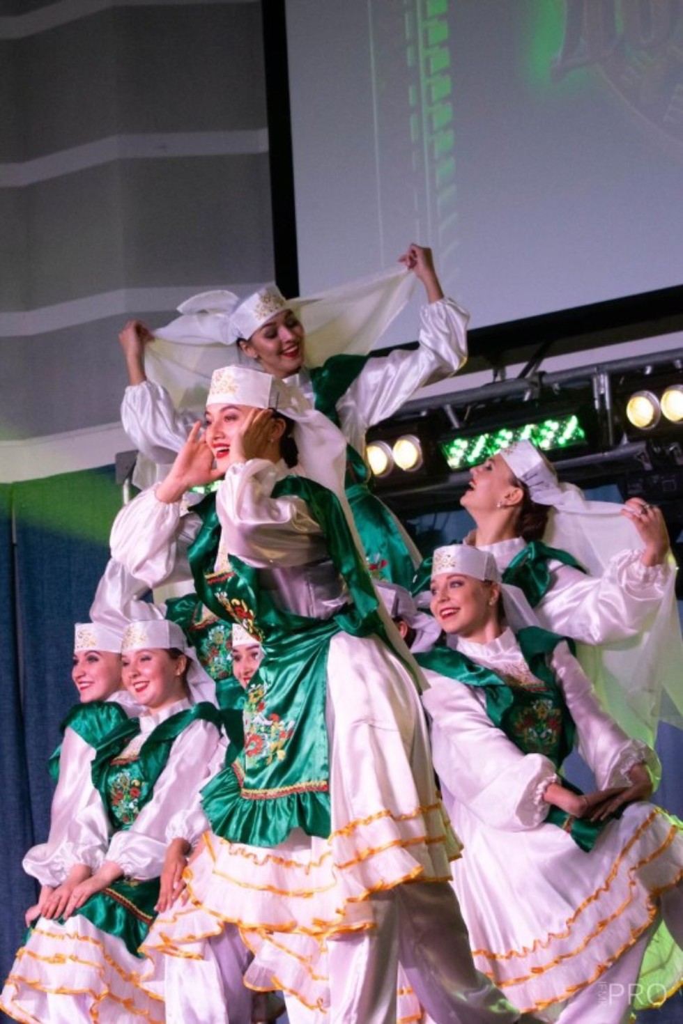 Танцевальный коллектив 'Яшьлек' Танцевальный коллектив 'Яшьлек'