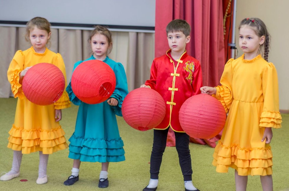 Здесь приобретают знания дети 21 века Здесь приобретают знания дети 21 века