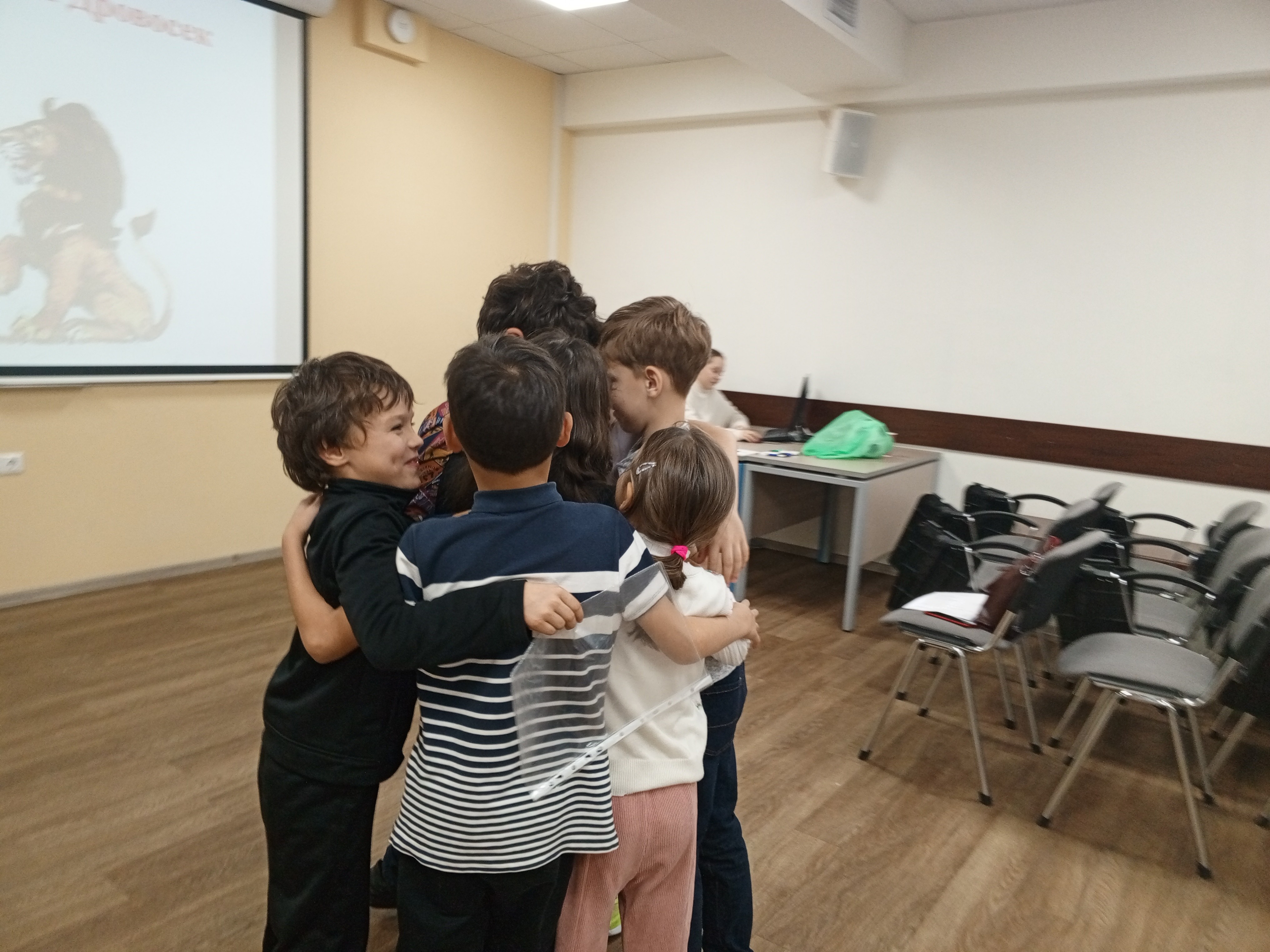 Идет подготовка к спектаклю детского театра 'Радуга' 'Волшебник Изумрудного города' Идет подготовка к спектаклю детского театра 'Радуга' 'Волшебник Изумрудного города'