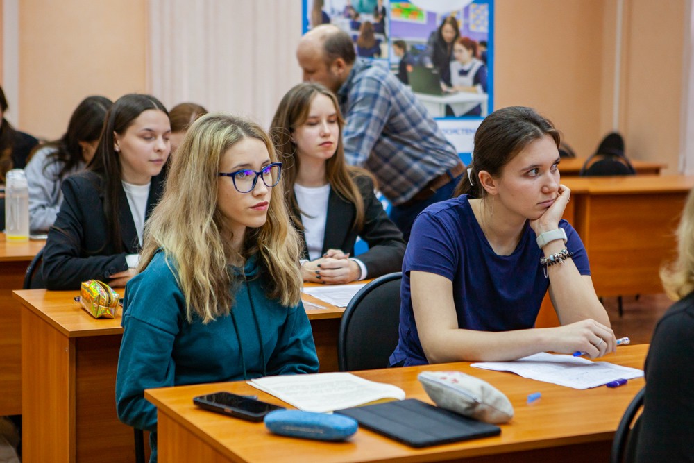 Круглый стол по проблемам региональной экономики прошел в Елабужском институте КФУ Круглый стол по проблемам региональной экономики прошел в Елабужском институте КФУ