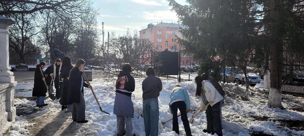 В Елабужском институте КФУ прошел последний мартовский субботник В Елабужском институте КФУ прошел последний мартовский субботник