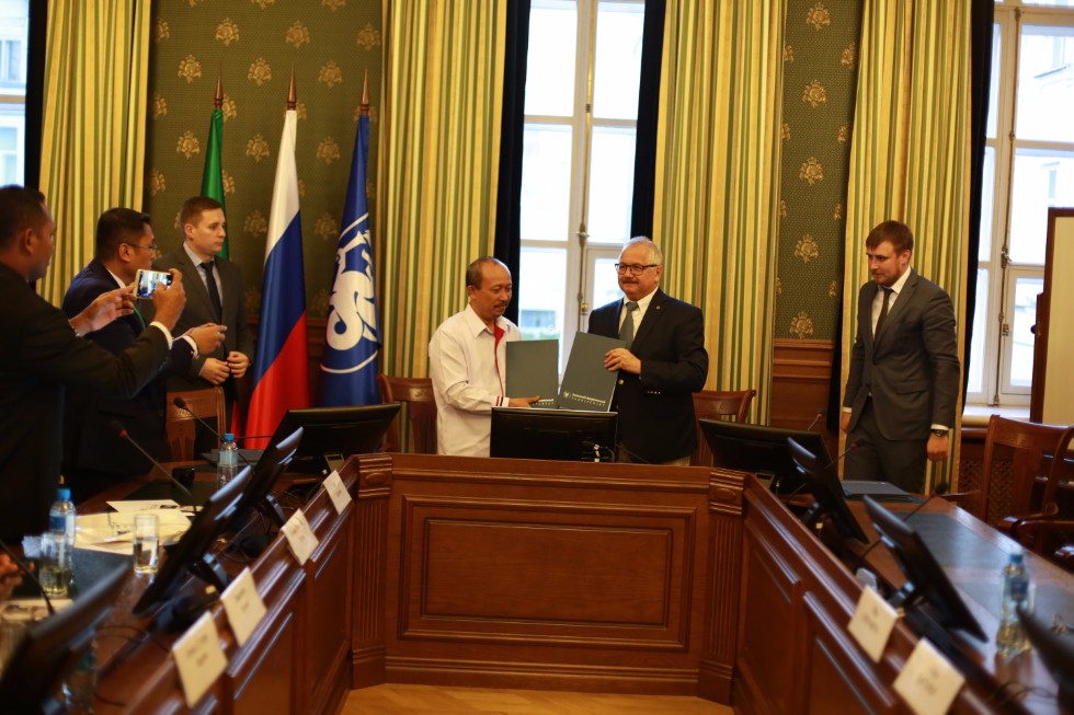 Cooperation Agreements with Indonesian Universities and a Visit by Minister of Industry and Information Technology of China Miao Wei